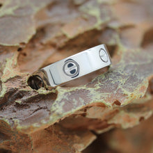 Lade das Bild in den Galerie-Viewer, Cartier Love Ring in 18KT Weißgold mit Cartier Box in Gr. 58