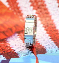 Lade das Bild in den Galerie-Viewer, Cartier Love Ring in 18KT Weißgold mit Cartier Box in Gr. 55