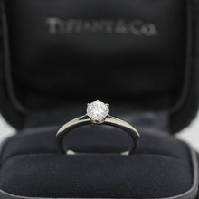Lade das Bild in den Galerie-Viewer, Tiffany & Co.Verlobungsring Platin 950 - Gr.49 - Box & Zertifikat 0,37 ct - VS2