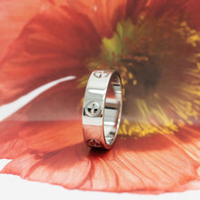 Lade das Bild in den Galerie-Viewer, Cartier Love Ring in 18KT Weißgold mit Cartier Box in Gr. 56