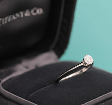 Lade das Bild in den Galerie-Viewer, Tiffany & Co. Verlobungsring Platin 950-Gr.49 - Box & Zertifikat 0.28 ct - VVS1