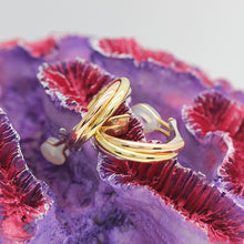 Lade das Bild in den Galerie-Viewer, Cartier Trinity Ohrclips 18KT Gold mit Cartier Box & Papiere