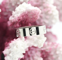 Lade das Bild in den Galerie-Viewer, Cartier Love Ring in 18KT Weißgold mit Cartier Box in Gr. 55