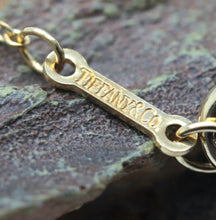 Lade das Bild in den Galerie-Viewer, Tiffany & Co. Paloma Picasso "Loving Heart" Halskette mit Anhänger in 18KT Gold