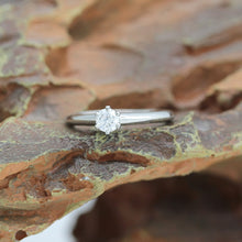 Lade das Bild in den Galerie-Viewer, Tiffany & Co. Verlobungsring Platin 950- Gr.53 - Box & Zertifikat 0,23 ct - VS2