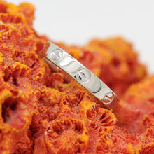 Lade das Bild in den Galerie-Viewer, Cartier Love Ring in 18KT Weißgold mit Cartier Box in Gr. 57