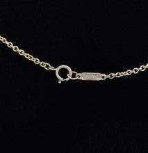Lade das Bild in den Galerie-Viewer, Tiffany & Co. Pinched Heart Halskette in 18KT Gold mit Box