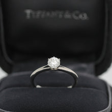 Lade das Bild in den Galerie-Viewer, Tiffany & Co.Verlobungsring Platin 950 - Gr.49 - Box & Zertifikat 0,37 ct - VS2
