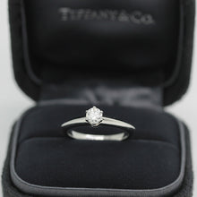 Lade das Bild in den Galerie-Viewer, Tiffany & Co.Verlobungsring Platin 950 - Gr.49 - Box & Zertifikat 0,26 ct - VS2