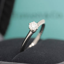 Lade das Bild in den Galerie-Viewer, Tiffany & Co.Verlobungsring Platin 950 - Gr.49 - Box & Zertifikat 0,22 ct - VS1