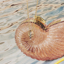 Lade das Bild in den Galerie-Viewer, Cartier Trinity Halskette in 18KT Gold Box