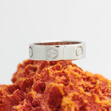 Lade das Bild in den Galerie-Viewer, Cartier Love Ring in 18KT Weißgold mit Cartier Box in Gr. 54