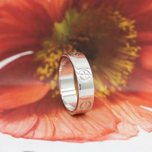 Lade das Bild in den Galerie-Viewer, Cartier Love Ring in 18KT Weißgold mit Cartier Box in Gr. 56