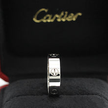 Lade das Bild in den Galerie-Viewer, Cartier Love Ring in 18KT Weißgold mit Cartier Box in Gr. 63