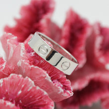 Lade das Bild in den Galerie-Viewer, Cartier Love Ring in 18KT Weißgold mit Cartier Box in Gr. 57