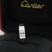 Lade das Bild in den Galerie-Viewer, Cartier Love Ring in 18KT Weißgold mit Cartier Box in Gr. 58