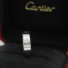 Lade das Bild in den Galerie-Viewer, Cartier Love Ring in 18KT Weißgold mit Cartier Box in Gr. 58