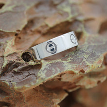 Lade das Bild in den Galerie-Viewer, Cartier Love Ring in 18KT Weißgold mit Cartier Box in Gr. 58