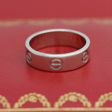 Lade das Bild in den Galerie-Viewer, Cartier Love Ring in 18KT Weißgold mit Cartier Box in Gr. 60