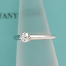 Lade das Bild in den Galerie-Viewer, Tiffany & Co.Verlobungsring Platin 950 - Gr.49 - Box & Zertifikat 0,26 ct - VS2