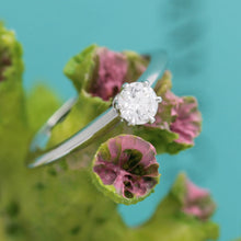 Lade das Bild in den Galerie-Viewer, Tiffany &amp; Co. Verlobungsring Platin 950-Gr.52 - Box &amp; Zertifikat 0.34 ct - VS1
