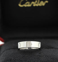 Lade das Bild in den Galerie-Viewer, Cartier Love Ring in 18KT Weißgold mit Cartier Box in Gr. 55
