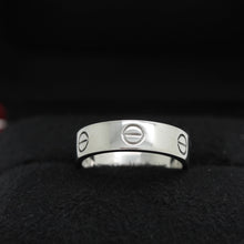 Lade das Bild in den Galerie-Viewer, Cartier Love Ring in 18KT Weißgold mit Cartier Box in Gr. 60
