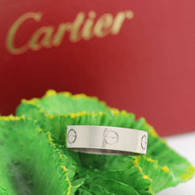 Lade das Bild in den Galerie-Viewer, Cartier Love Ring in 18KT Weißgold mit Cartier Box in Gr. 66
