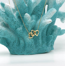 Lade das Bild in den Galerie-Viewer, Tiffany &amp; Co.Tripple Herzanhänger in 18KT Gold
