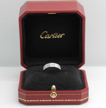 Lade das Bild in den Galerie-Viewer, Cartier Love Ring in 18KT Weißgold mit Cartier Box in Gr. 53
