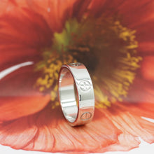 Lade das Bild in den Galerie-Viewer, Cartier Love Ring in 18KT Weißgold mit Cartier Box in Gr. 56
