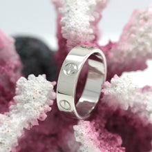 Lade das Bild in den Galerie-Viewer, Cartier Love Ring in 18KT Weißgold mit Cartier Box in Gr. 61
