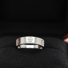 Lade das Bild in den Galerie-Viewer, Cartier Love Ring in 18KT Weißgold mit Cartier Box in Gr. 63
