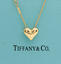 Lade das Bild in den Galerie-Viewer, Tiffany &amp; Co. Pinched Heart Halskette in 18KT Gold mit Box
