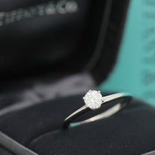 Lade das Bild in den Galerie-Viewer, Tiffany &amp; Co. Verlobungsring Platin 950-Gr.52 - Box &amp; Zertifikat 0.34 ct - VS1
