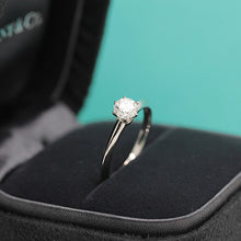 Lade das Bild in den Galerie-Viewer, Tiffany &amp; Co.Verlobungsring Platin 950 - Gr.49 - Box &amp; Zertifikat 0,37 ct - VS2
