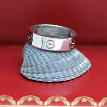 Lade das Bild in den Galerie-Viewer, Cartier Love Ring in 18KT Weißgold mit Cartier Box in Gr. 50
