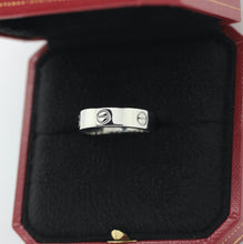 Lade das Bild in den Galerie-Viewer, Cartier Love Ring in 18KT Weißgold mit Cartier Box in Gr. 64
