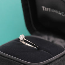 Lade das Bild in den Galerie-Viewer, Tiffany &amp; Co. Verlobungsring Platin 950-Gr.49 - Box &amp; Zertifikat 0.28 ct - VVS1
