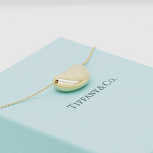 Lade das Bild in den Galerie-Viewer, Tiffany &amp; Co. Bean Anhänger in 18KT Gold mit Box
