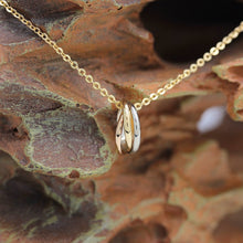 Lade das Bild in den Galerie-Viewer, Cartier Baby Trinity Halskette in 18KT Gold Box
