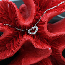 Lade das Bild in den Galerie-Viewer, Cartier C Heart Halskette in 18KT Weißgold mit Diamanten
