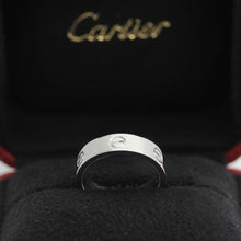 Lade das Bild in den Galerie-Viewer, Cartier Love Ring in 18KT Weißgold mit Cartier Box in Gr. 62
