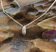 Lade das Bild in den Galerie-Viewer, Cartier Trinity Mini Halskette in 18KT Gold
