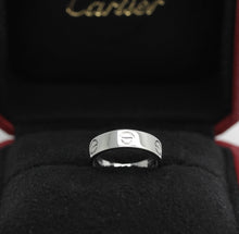 Lade das Bild in den Galerie-Viewer, Cartier Love Ring in 18KT Weißgold mit Cartier Box in Gr. 54
