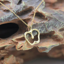 Lade das Bild in den Galerie-Viewer, Tiffany &amp; Co. Elsa Peretti Halskette mit " Apfel " Anhänger in 18KT Gold
