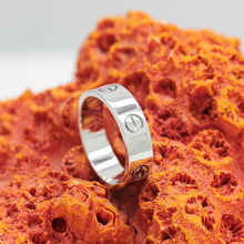 Lade das Bild in den Galerie-Viewer, Cartier Love Ring in 18KT Weißgold mit Cartier Box in Gr. 60
