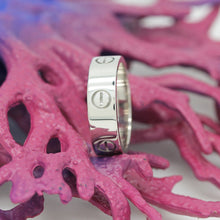 Lade das Bild in den Galerie-Viewer, Cartier Love Ring in 18KT Weißgold mit Cartier Box in Gr. 57
