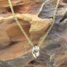 Lade das Bild in den Galerie-Viewer, Cartier Trinity Halskette in 18KT Gold Box
