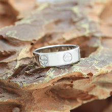 Lade das Bild in den Galerie-Viewer, Cartier Love Ring in 18KT Weißgold mit Cartier Box in Gr. 51
